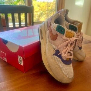 Women’s Nikes Size 7 Multicolor